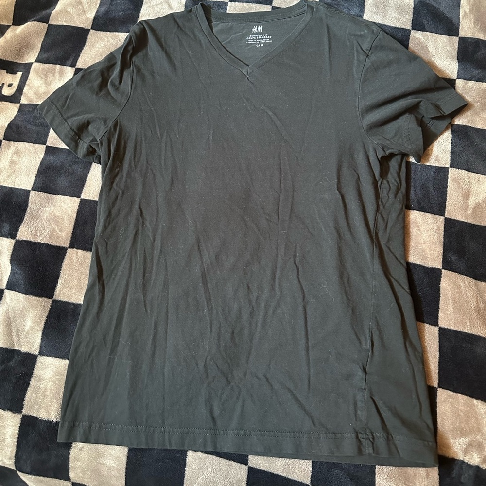 Men’s H&M divided black basic v neck T shirt size medium